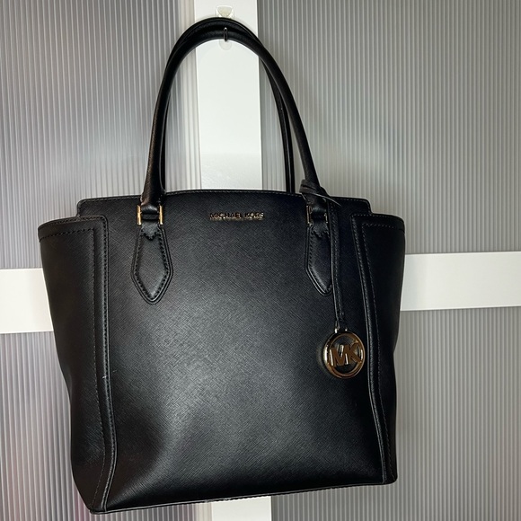 Micheal Kors Large tote purse with pockets - Picture 8 of 8